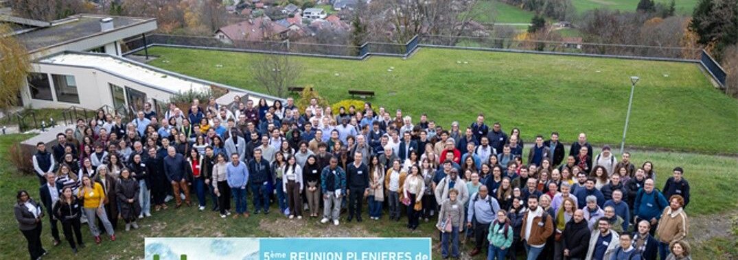 Group of hydrogen researchers and partners at the 5th FRH2 CNRS Plenary Meetings in France.